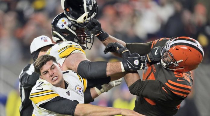 Garrett loses cool, hits Steelers QB with helmet in brawl