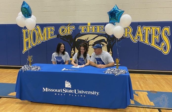 Lauren Akin signs for nr