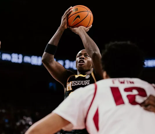 Men’s Basketball Falls at No. 20 Arkansas