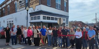 Willow Springs Chamber of Commerce Holds Ribbon Cutting for United Country Real Estate