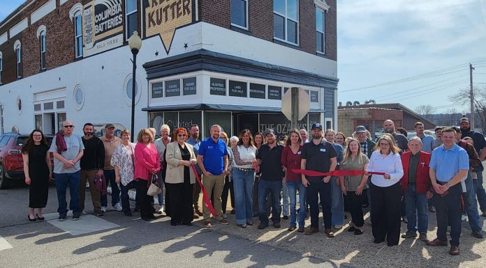 Willow Springs Chamber of Commerce Holds Ribbon Cutting for United Country Real Estate